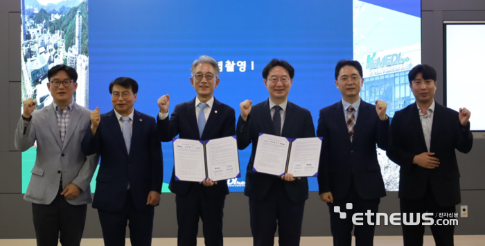 박구선 케이메디허브 이사장(왼쪽에서 세번째)과 정희권 연구개발특구진흥재단 이사장 등 관계자들이 업무협약을 맺고 있다.