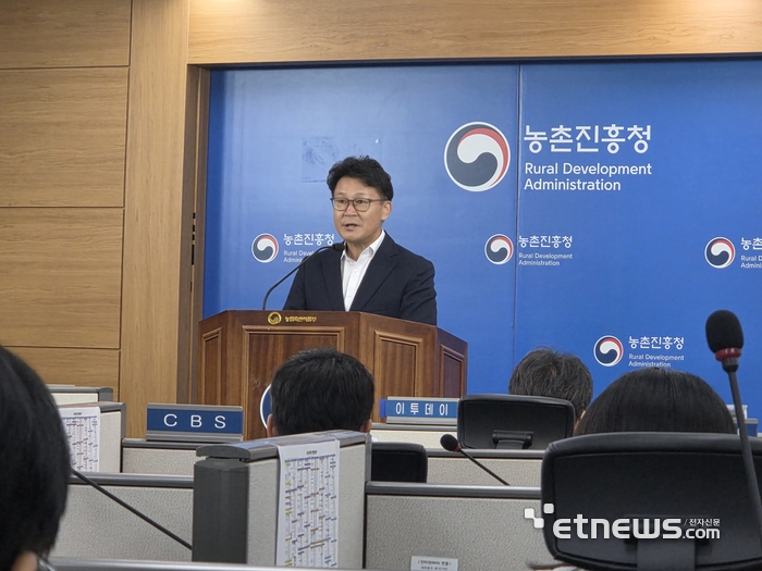 김명수 국립원예특작과학원장이 9일 농림축산식품부 세종청사에서 브리핑을 하고 있다. (사진=박효주기자)