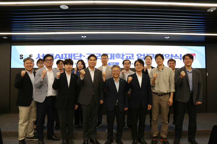 서울AI재단-고려대학교, 'AI 기반 행정 혁신'을 위한 업무협약식 기념 촬영을 하고 있다. (왼쪽에서 4번째 서울AI재단 김만기 이사장, 윤성택 고려대학교 연구부총장, 정순영 고려대학교 교무부총장, 김정현 고려대학교 정보대학장)