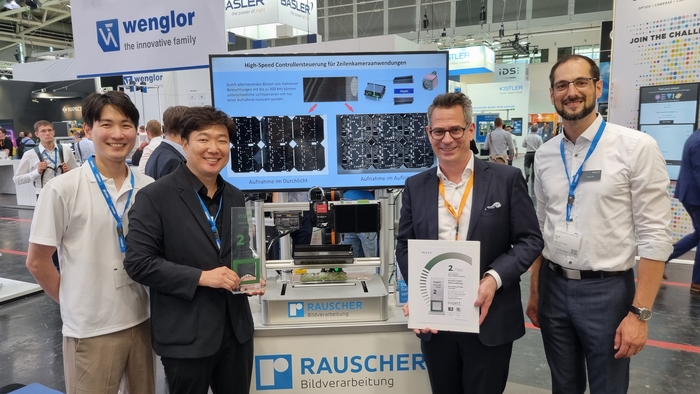 아이코어와 독일 현지 유통채널 라우셔(RAUSCHER)가 글로벌 전시회 '2025 오토메티카'에서 기술상 '인스펙어워드'를 들여보이고 있다(왼쪽부터 홍혁진 아이코어 팀장, 주현철 〃이사,  Raoul Kimmelmann Rauscher 공동대표, David Loh  Inspect 편집장).