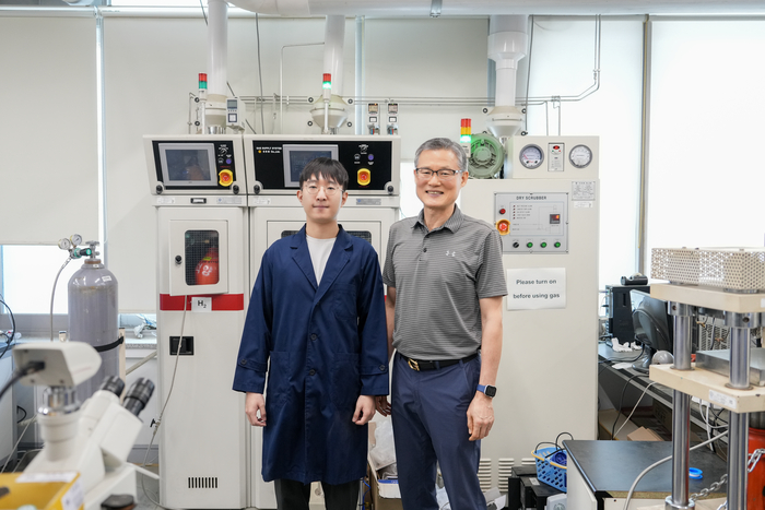 백종범 교수(오른쪽)와 이재성 연구원