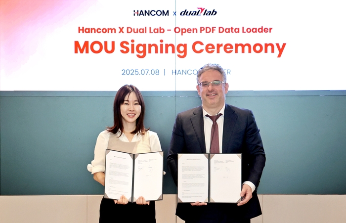 김연수 한컴 대표(왼쪽)와 보리스 두브로브 듀얼랩 대표가 제품 공동 개발 협약 후 기념사진을 촬영하고 있다. 한컴 제공