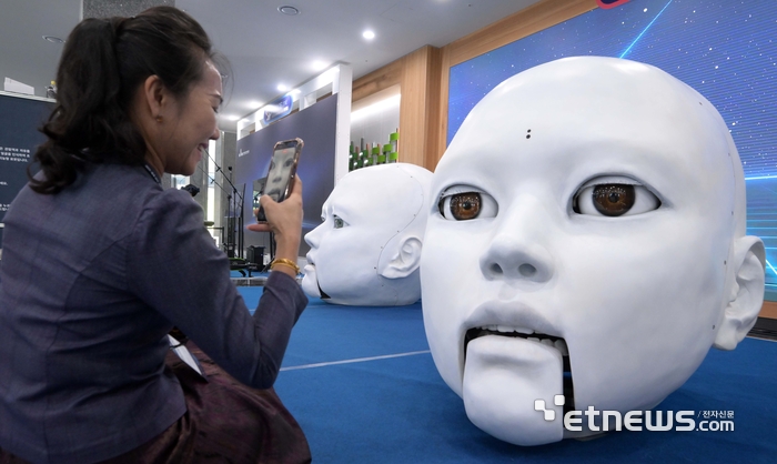 [포토] 인공지능 예술작품과 상호작용