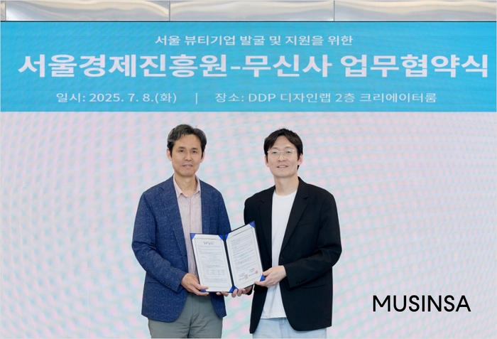 서울 동대문디자인플라자(DDP)에서 열린 업무협약식에서 기념사진을 촬영하는 이승진 무신사 S&C 본부장(오른쪽)과 김성민 SBA 뷰티산업본부 본부장