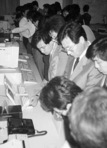 한국증권전산(코스콤)이 1991년 5월 증권사와 투자자를 온라인 주식 거래 설명회를 가졌다.