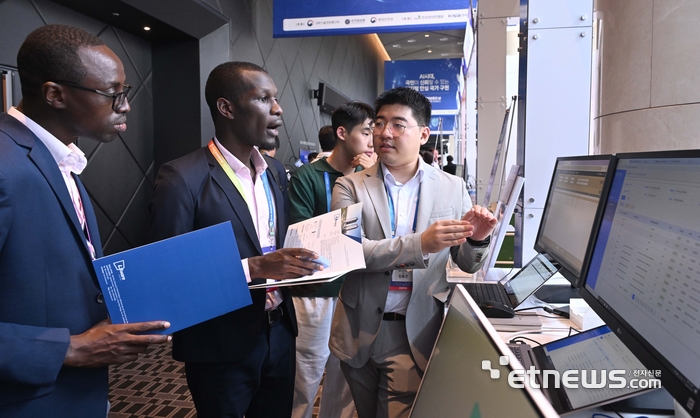 [포토] 보안 솔루션 설명 듣는 해외 참가자들