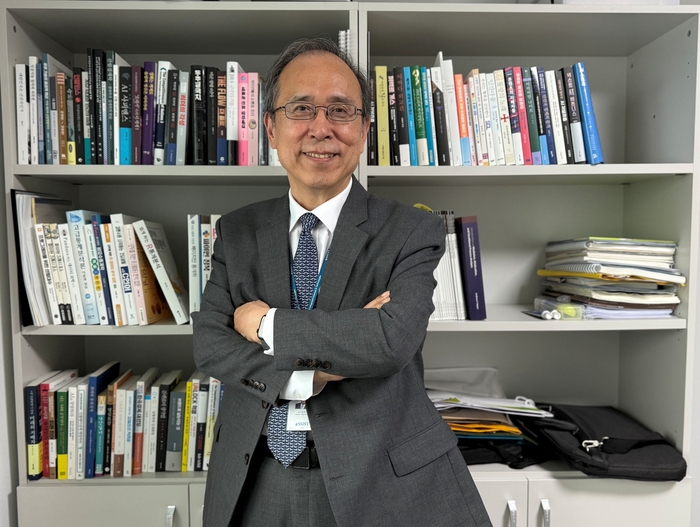 김경성 아이스태티스틱스 대표가 인터뷰 후 자신의 사무실에서 기념 촬영했다. (사진=이지희 기자)