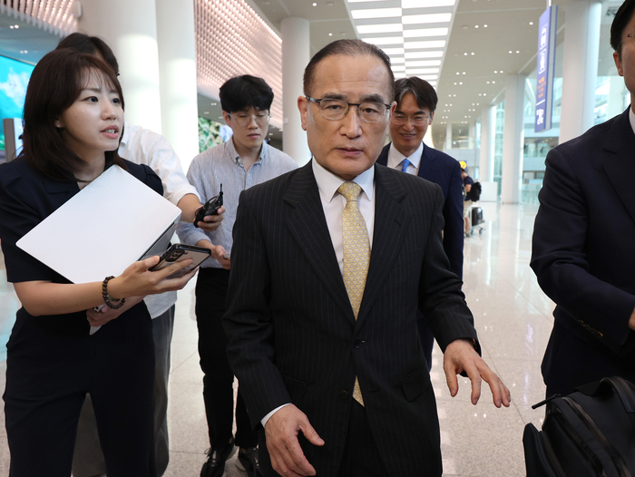 통상·안보 현안을 논의하기 위해 미국을 방문했던 위성락 국가안보실장이 지난 9일 인천국제공항 제2터미널을 통해 귀국하고 있다. [연합뉴스]