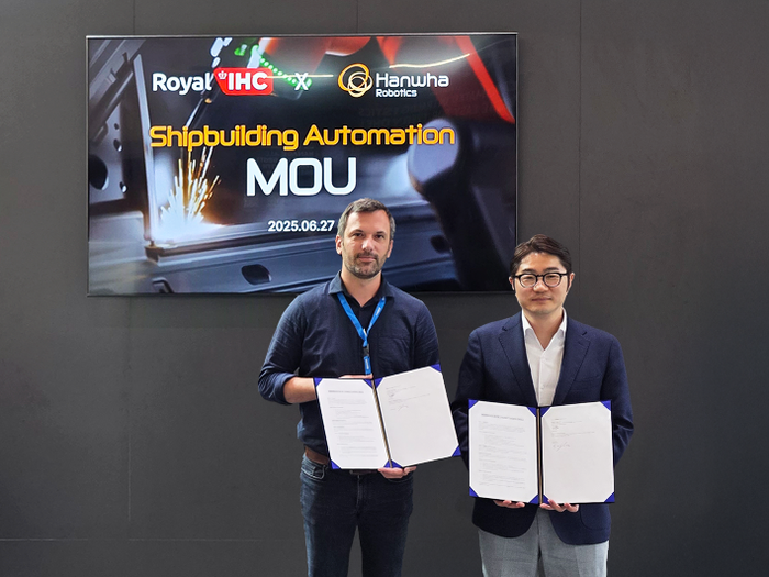 한화로보틱스와 로열 IHC 관계자가 용접 로봇 공동 개발을 위한 업무협약 체결식에서 기념 촬영을 하고 있다. (사진=한화로보틱스)