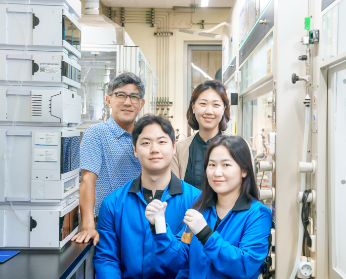 기술개발 연구진. 1열 왼쪽부터 시계방향으로 김건우 자체인턴, 김용진 수석연구원(교신저자), 백자연 수석연구원(교신저자), 금예섭 박사 후 연구원(1저자).