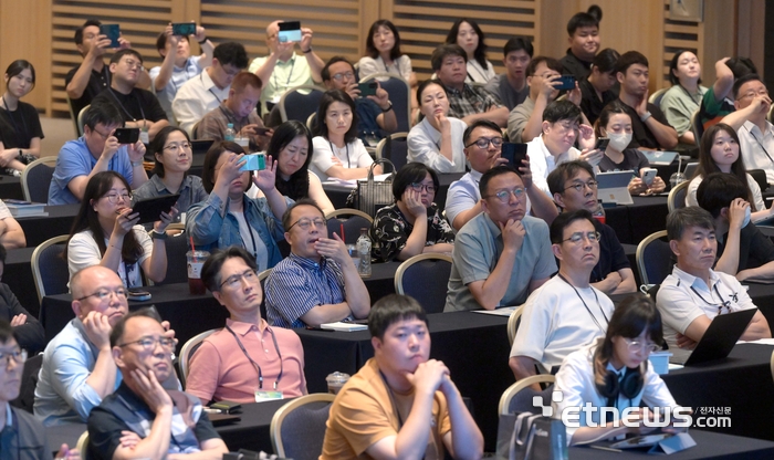 전자신문 주최 '테크비즈코리아 2025'가 10일 대전컨벤션센터에서 열렸다.  참석자들이 정부 R&D 및 지원사업 설명회를 경청하고 있다. 김민수기자 mskim@etnews.com