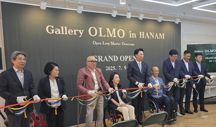 올모하남 개소식 참석자들이 테이프 커팅식을 진행하고 있다. 좌측부터 에이블뉴스 김현종 대표, 한국장애인고용공단 정순진 경기동부지사장, 장애인기업종합지원센터 박마루 이사장, 최혜영 전 국회의원, 올모서울경기 김현종 대표, 대한장애인체육회 정진완 회장, 현대제철 김형준 인재경영실장, 대상주식회사 최창빈 경영안전본부장, 금호석유화학 김재유 관리담당 상무. 현대제철