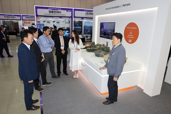 경남 창원컨벤션센터에서 개막한 '2025 방위산업 부품·소재 장비 대전'에서 한화에어로스페이스 부스의 '상생협력존'을 방문한 관람객들에게 한화에어로스페이스 직원들이 협력업체가 참여한 대표 무기체계와 함께 협력업체 동반성장 프로그램 등에 대해 설명하고 있다. 한화에어로스페이스