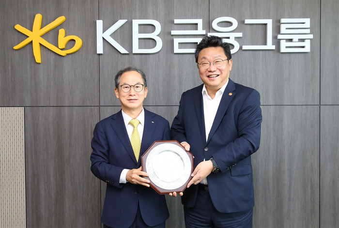 양종희 KB금융그룹 회장(왼쪽)과 주형환 저출생고령사회위원회 부위원장이 지난 9일 여의도 KB국민은행 신관에서 기념촬영을 하고 있다. 사진제공=KB금융