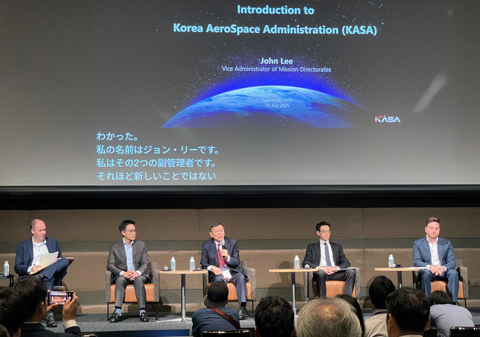 스페이스타이드2025에 참석한 존 리 우주항공임무본부장(가운데)이  APAC의 우주 산업과 국제 협력에 대해서 토의하고 있다. (우주청 제공)