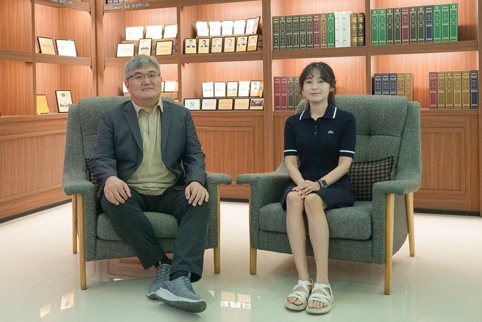 윤진호 교수(왼쪽)와 박진아 박사과정생.