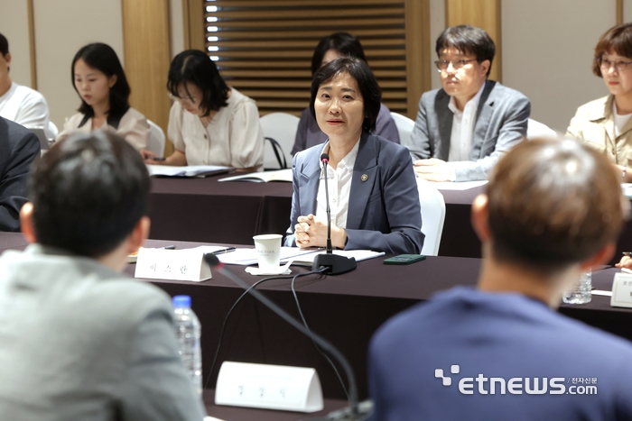 이스란 보건복지부 제1차관이 10일 열린 의료급여 제도 개선 관련 시민단체 간담회에서 발언하고 있다.