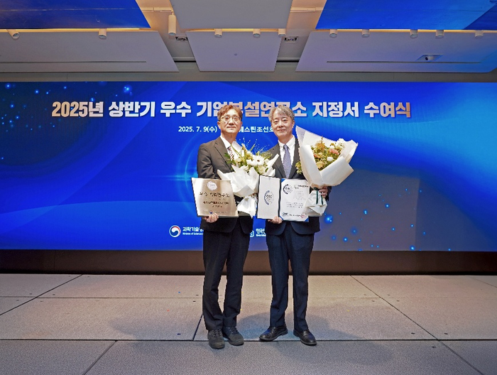 김재민 동화일렉트로라이트 대표(오른쪽)와 김종훈 동화일렉트로라이트 연구소장이 수여식에서 기념 촬영을 하고 있다. (사진=동화일렉트로라이트)