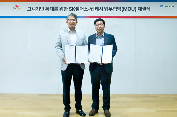 김병무 SK쉴더스 사이버보안부문장(왼쪽)이 지난 9일 서울 영등포구 웹케시 본사에서 웹케시와 고객기반 확대를 위한 업무협약을 체결한 뒤 강원주 웹케시 대표와 기념촬영을 하고 있다.(SK쉴더스 제공)
