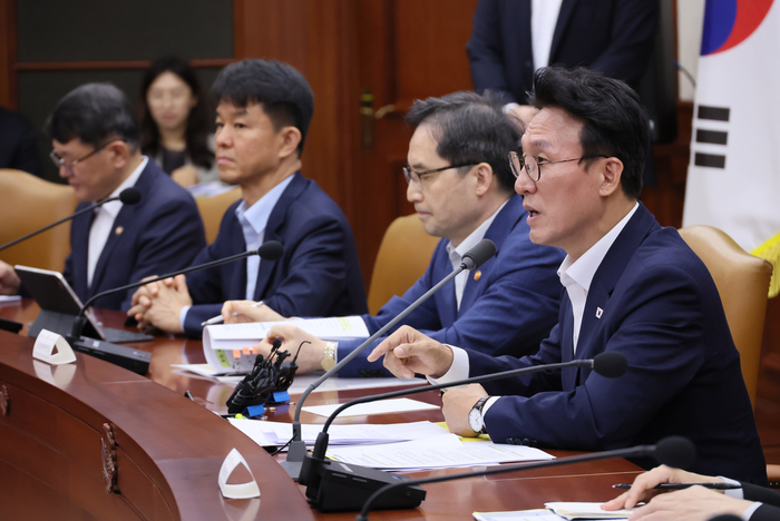 김민석 국무총리가 10일 서울 종로구 정부서울청사에서 열린 국정현안관계장관회의에서 발언하고 있다. 연합뉴스.