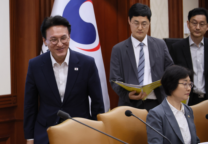 김민석 국무총리가 10일 서울 종로구 정부서울청사에서 열린 국정현안관계장관회의에 입장하고 있다. 연합뉴스.