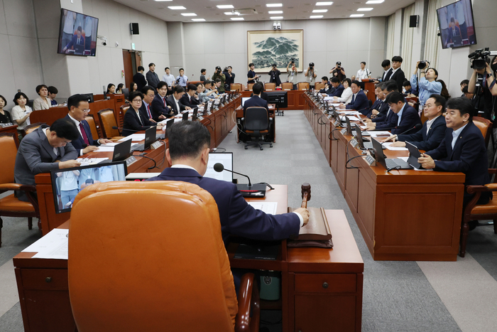 10일 국회 운영위원회 전체회의에서 더불어민주당 당대표 직무대행 겸 원내대표인 김병기 위원장이 안건을 상정하며 의사봉을 두드리고 있다.(사진=연합뉴스)