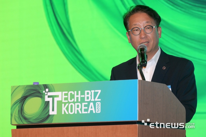 대전광역시와 대전창조경제혁신센터, 대전정보문화산업진흥원이 주최하고 전자신문이 주관한 '대전창업포럼 & 대전혁신포럼 with 테크비즈코리아'가 'AI와 창업의 미래'를 주제로 11일 대전컨벤션센터에서 열렸다. 박대희 대전창조경제혁신센터 대표가 인사말을 하고 있다. 김민수기자 mskim@etnews.com