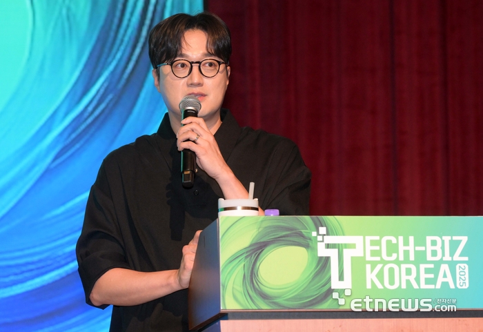 대전광역시와 대전창조경제혁신센터, 대전정보문화산업진흥원이 주최하고 전자신문이 주관한 '대전창업포럼 & 대전혁신포럼 with 테크비즈코리아'가 'AI와 창업의 미래'를 주제로 11일 대전컨벤션센터에서 열렸다. 밴드 페퍼톤스 뮤지션 이장원이 '인공지능으로 확장하는 음악 비즈니스 기술'을 주제로 발표하고 있다. 김민수기자 mskim@etnews.com