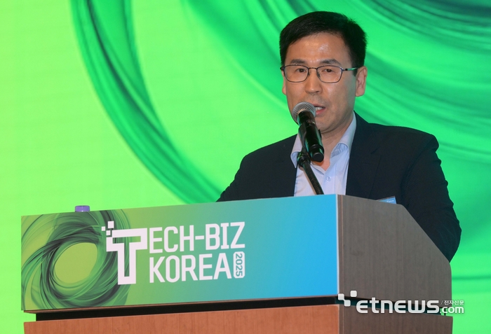 대전광역시와 대전창조경제혁신센터, 대전정보문화산업진흥원이 주최하고 전자신문이 주관한 '대전창업포럼 & 대전혁신포럼 with 테크비즈코리아'가 'AI와 창업의 미래'를 주제로 11일 대전컨벤션센터에서 열렸다. 이은학 대전정보문화산업진흥원장이 인사말을 하고 있다. 김민수기자 mskim@etnews.com