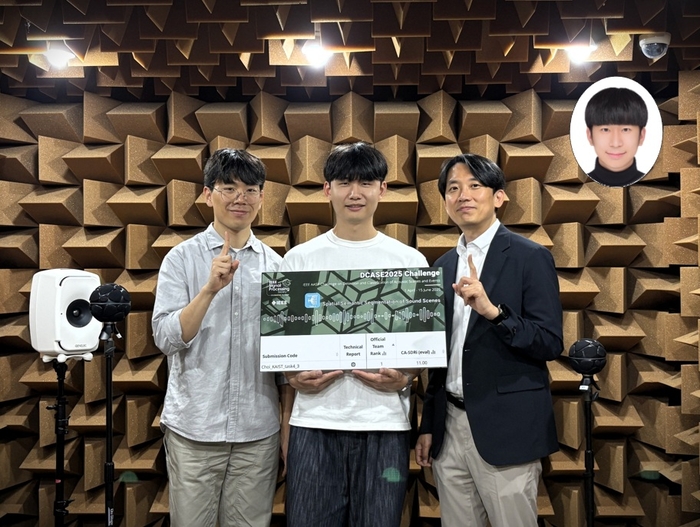 사진 왼쪽부터 권영후 석박사통합과정, 김도환 석사과정, 최정우 교수, 이동헌 박사