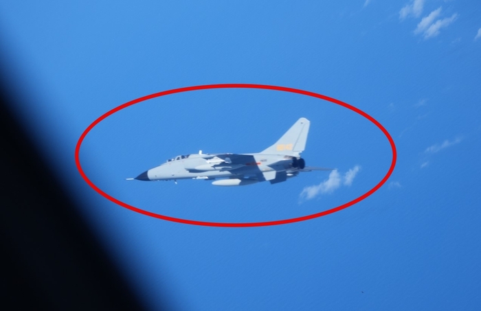 지난 9일 동중국해 공해 상공에서 일본 항공자위대 YS-11EB 정보수집기에 접근한 중국의 JH-7 전투폭격기. 사진=일본 방위성