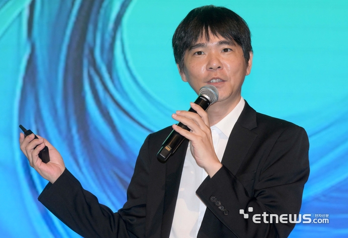 대전광역시와 대전창조경제혁신센터, 대전정보문화산업진흥원이 주최하고 전자신문이 주관한 '대전창업포럼 & 대전혁신포럼 with 테크비즈코리아'가 'AI와 창업의 미래'를 주제로 11일 대전컨벤션센터에서 열렸다. 이세돌 유니스트 특임교수가 'AI 시대, 인간의 가능성-바둑부터 창업까지, 수를 읽는 삶'을 주제로 발표하고 있다. 김민수기자 mskim@etnews.com