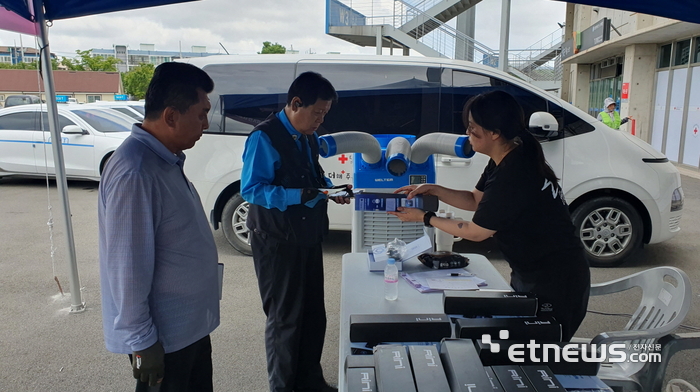 포항시가 포항야구장 주차장에서 빅데이터 활용 배터리 관리 AI 플랫폼 구축사업에 대한 사업홍보를 하고 있다.
