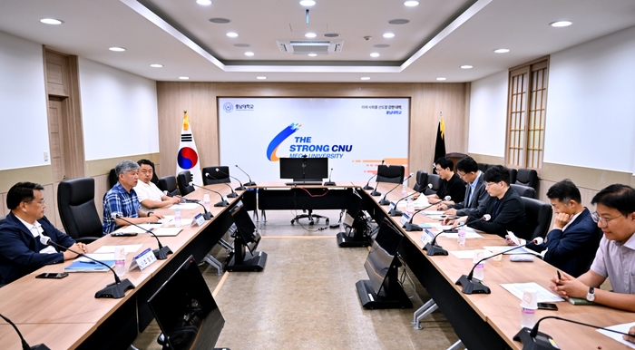 충남대 AI혁신위원회는 11일 대학본부 리더스룸에서 제2차 AI 혁신위원회 회의를 개최하고 총장 직속기구로 'AI 융합연구원'을 신설키로 했다.