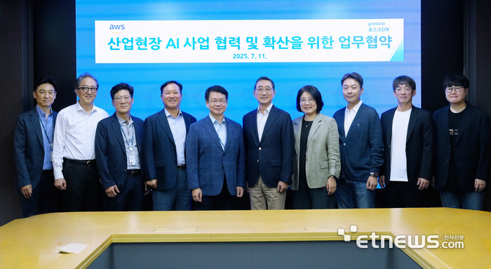심민석 포스코DX 사장(왼쪽에서 다섯번째)과 함기호 AWS코리아 대표(왼쪽에서 여섯번째)를 비롯한 관계자들이 산업 현장 인공지능(AI) 사업 협력과 확산을 위한 업무협약을 체결하고 기념 촬영하고 있다. [사진= 포스코DX 제공]