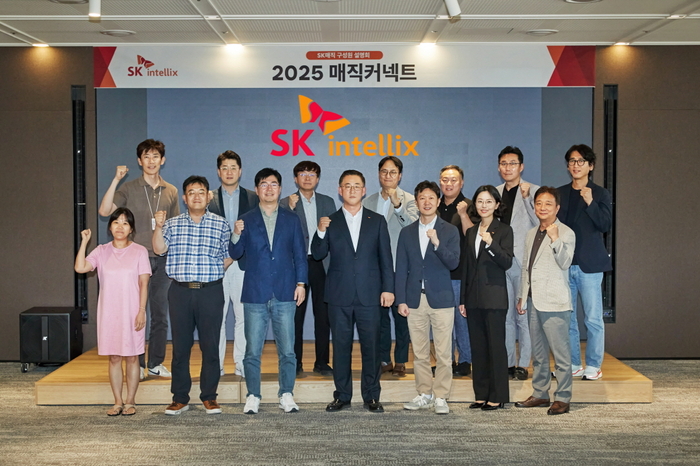 김완성 SK인텔릭스 대표(사진 왼쪽 네번째)와 주요 경영진이 10일 사명 변경에 대한 구성원 설명회에서 기념 촬영했다.