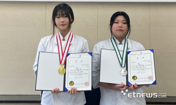 2025년 경기도 지방기능경기대회 제빵 분야 금상을 수상한 정예은 학생(왼쪽)과 은상을 수상한 정채영 학생.