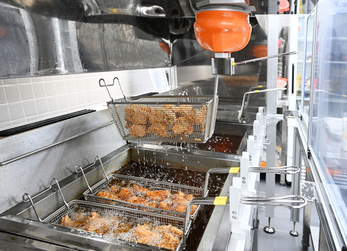 hc와 LG전자 사내벤처가 공동 개발한 튀김 요리용 자동화 로봇 '튀봇'