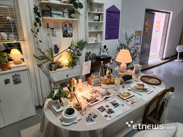 라이프집 팝업스토어 B동 홈카페 풍경. 뒤쪽에 두개의 커피캡슐을 추출할 수 있는 LG 듀오보가 비치돼있다. (사진=김신영 기자)