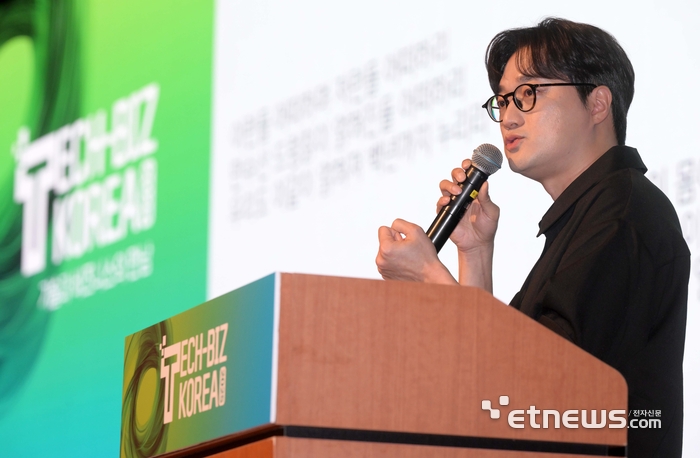 대전광역시와 대전창조경제혁신센터, 대전정보문화산업진흥원이 주최하고 전자신문이 주관한 '대전창업포럼 & 대전혁신포럼 with 테크비즈코리아'가 'AI와 창업의 미래'를 주제로 11일 대전컨벤션센터에서 열렸다. 밴드 페퍼톤스 뮤지션 이장원이 '인공지능으로 확장하는 음악 비즈니스 기술'을 주제로 발표하고 있다. 김민수기자 mskim@etnews.com