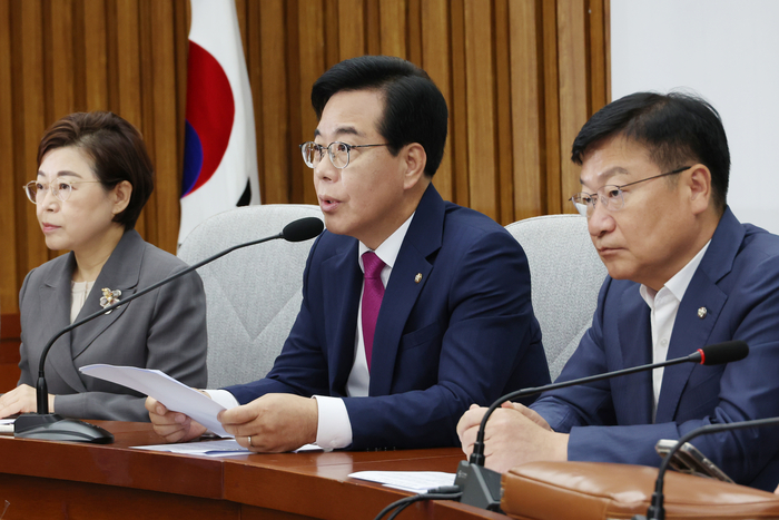 국민의힘 송언석 비대위원장 겸 원내대표가 11일 서울 여의도 국회에서 열린 원내대책회의에서 발언하고 있다.(사진=연합뉴스)
