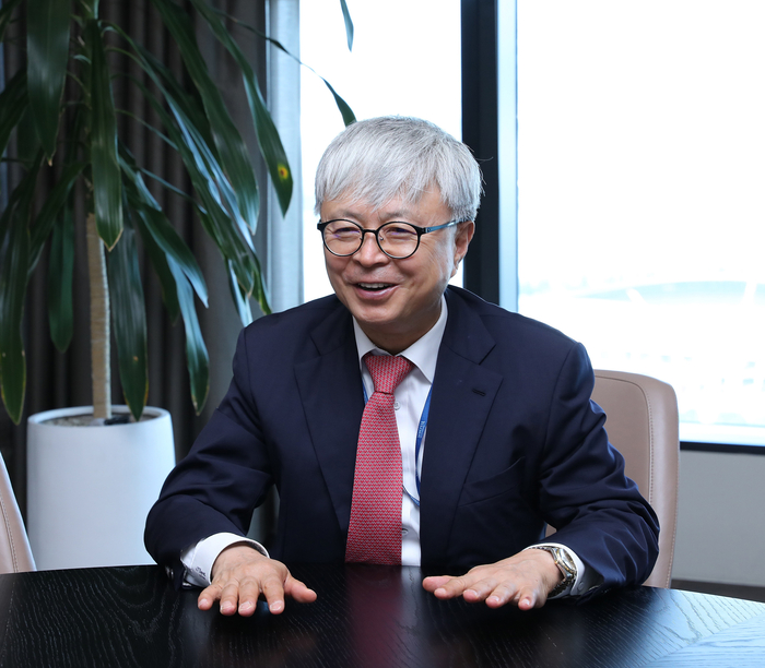 [人사이트] 강석훈 율촌 대표변호사 “기술 융합형 로펌으로 산업 동반자 될 것”