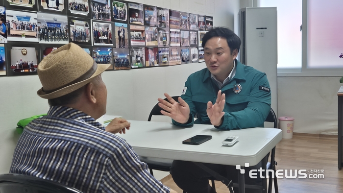 고준호 경기도의회 보건복지위원회 부위원장이 11일 파주시 조리읍에 위치한 무더위쉼터(경로당)를 찾아 쉼터를 이용하는 어르신과 대화를 나눴다.