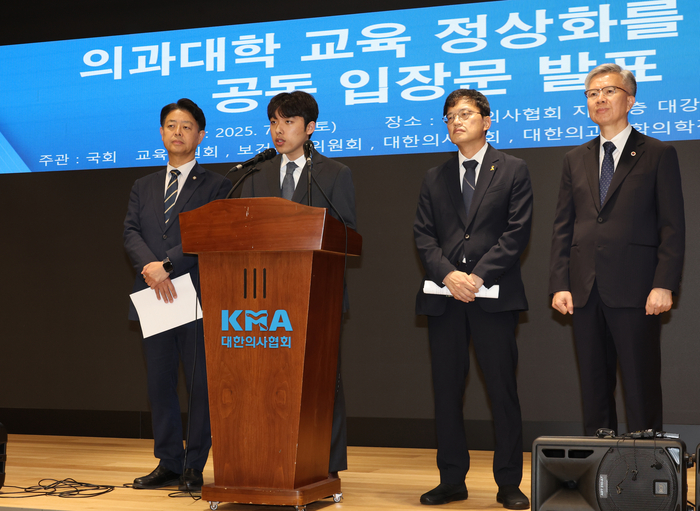 의대생들 '학교 복귀' 선언
(서울=연합뉴스) 서명곤 기자 = 12일 서울 용산구 대한의사협회에서 이선우 대한의과대학·의학전문대학원학생협회 비대위원장이 국회 교육위원회, 보건복지위원회, 대한의사협회와 함께 '의과대학 교육 정상화를 위한 공동 입장문' 발표에 앞서 발언을 하고 있다. 왼쪽부터 김영호 국회 교육위원장, 이선우 비대위원장, 박주민 국회보건복지위원장, 김택우 대한의사협회장. 2025.7.12
seephoto@yna.co.kr
(끝)