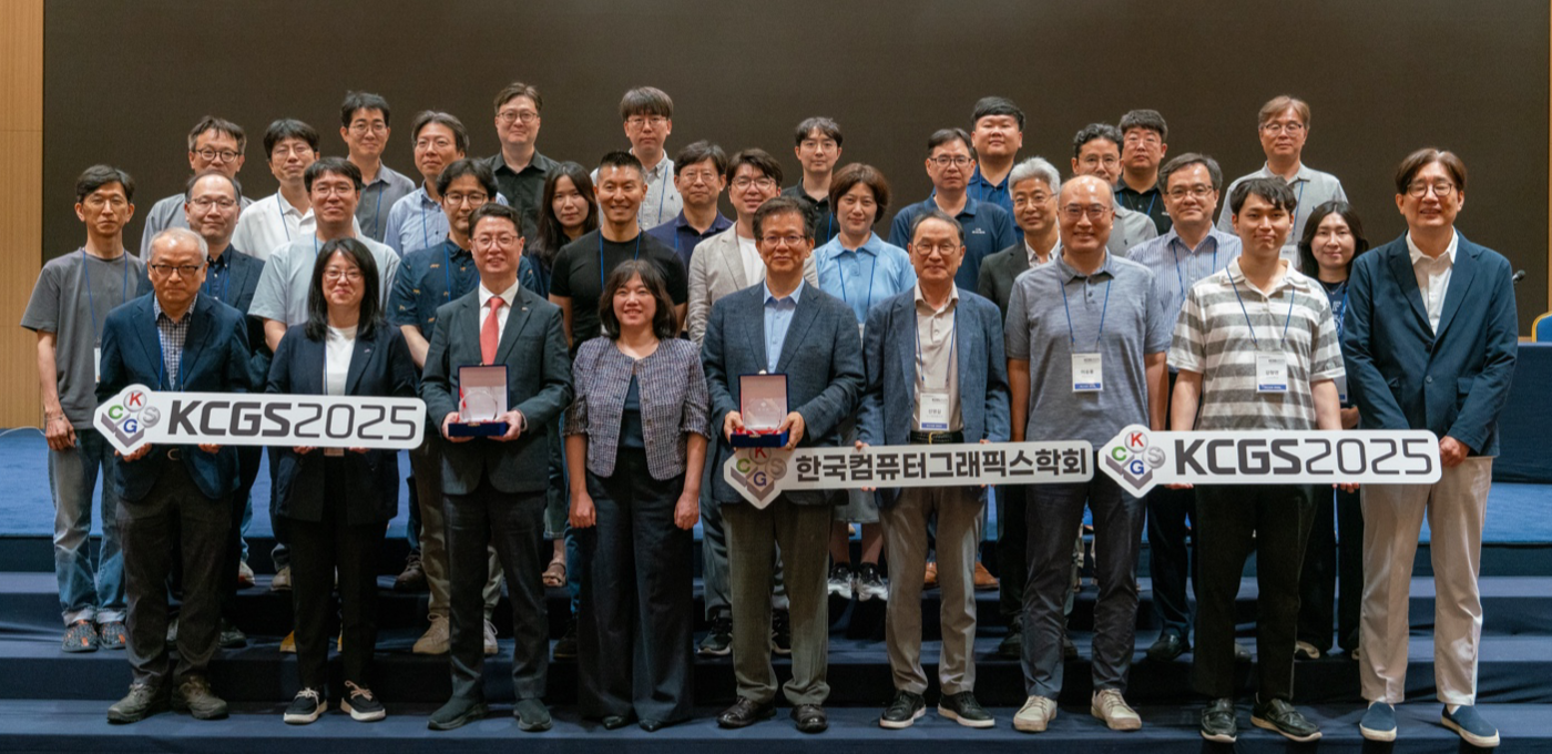 앞줄 왼쪽 세 번째부터 홍진배 정보통신기획평가원 원장, 최수미 한국컴퓨터그래픽스학회  회장, 최규옥 오스템임플란트 회장