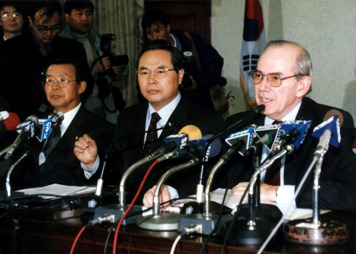 1997년 11월 21일 임창열 부총리가 국제통화기금(IMF) 구제금융을 공식요청했다.