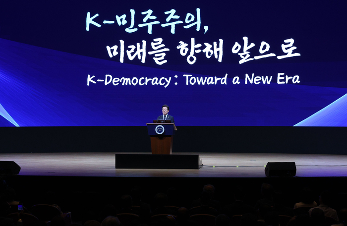 이재명 대통령, 세계정치학회 서울총회 개막 연설     (서울=연합뉴스) 홍해인 기자 = 이재명 대통령이 13일 서울 강남구 코엑스에서 열린 2025 세계정치학회(IPSA) 서울총회 개막식에서 연설하고 있다. 2025.7.13 [대통령실통신사진기자단]     hihong@yna.co.kr (끝)