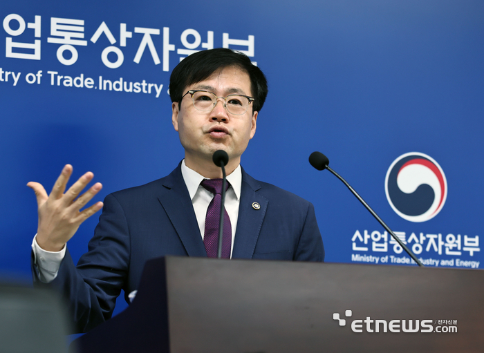 여한구 산업통상자원부 통상교섭본부장이 14일 기자들과 만나 한미 통상 협상의 주요성과를 설명하고 있다. 산업부 제공