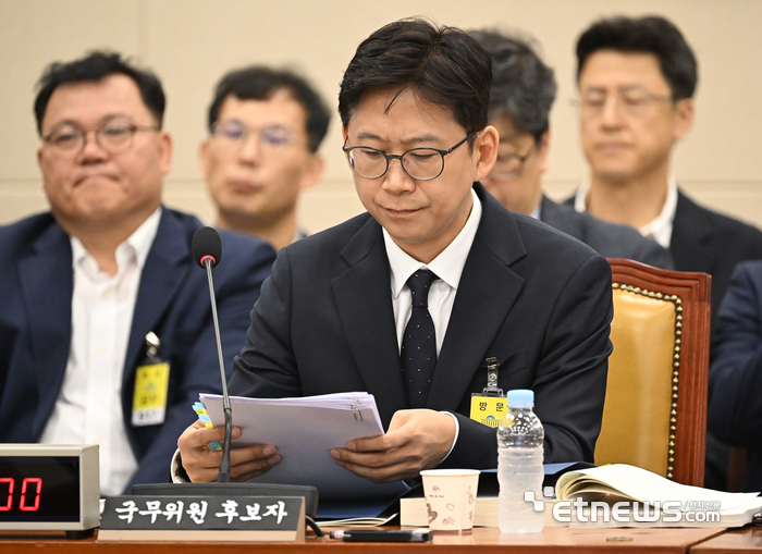 [포토] 자료 살펴보는 배경훈