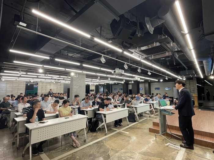 지난 8일 서울 강남구 마루180에서 사업설명회 개최, 주사우디대사관에서 사업 내용을 설명하고 있다.